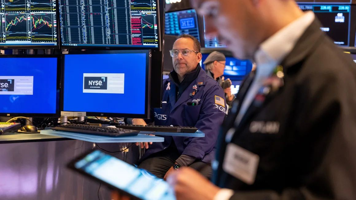 ketidakpastian-kebijakan-pajak-trump-memicu-gejolak-dow-merosot-800-poin-pasar-obligasi-bergetar